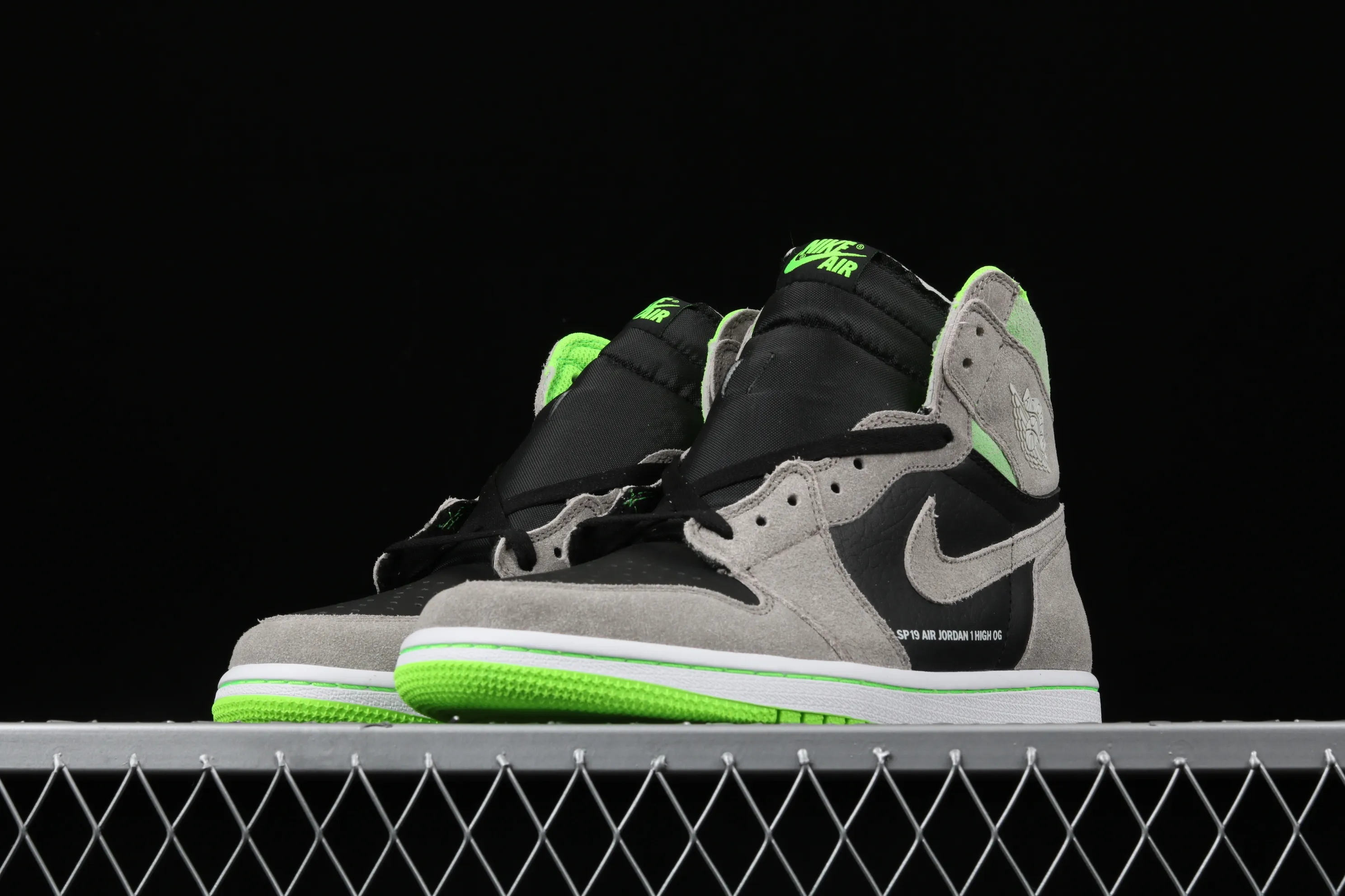 All Categories Air Jordan Jordan Series Basketball Shoes Air Jordan 1 High Air Jordan 1 Retro OG "Neutral Green" AJ1 SP19 Limited Joe 1 Versatile Cultural Basketball Shoes "Gray Black Fluorescent Green Luminous" 555088-070